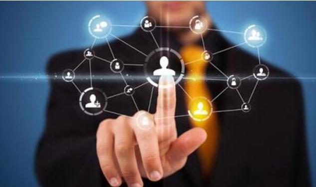 Pandas 数据框：基于日期区间条件的数据填充技巧